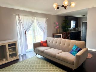 MODERN LUX 3BR HOME - King Bed - 10 mins to FT HOOD - Fenced yard - WIFI - Family friendly - LONG or SHORT TERM - 1