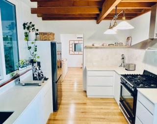 Mettams Pool 4x2 Luxury Home - 6