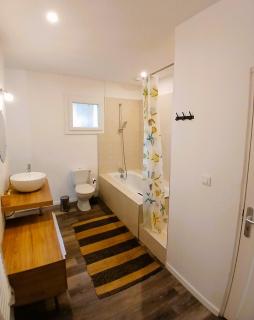 Studio attenant à maison avec parking, jardin, baignoire - 2