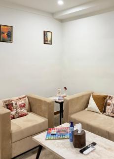 Secure & Comfortable Family Stay 2BHK Entire Apartment in Lyallpur Galleria Mall 24-7 Protection By Zavana Suites - 9