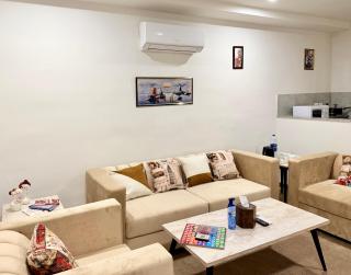 Secure & Comfortable Family Stay 2BHK Entire Apartment in Lyallpur Galleria Mall 24-7 Protection By Zavana Suites - 8