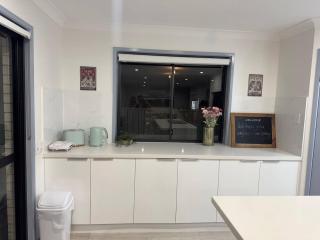 The Ultimate Family Retreat - Stylish & Spacious - 5