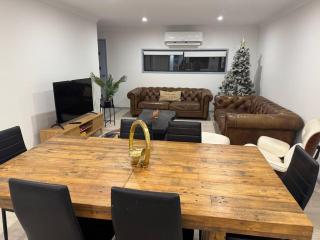 The Ultimate Family Retreat - Stylish & Spacious - 4