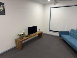 The Ultimate Family Retreat - Stylish & Spacious - 3