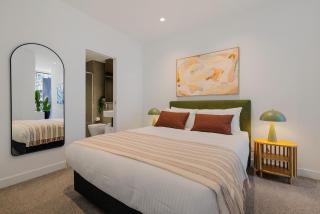 Westside Place Spacious Two-Bedroom City Suite - 6