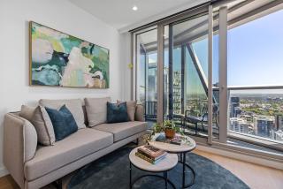 Westside Place Spacious Two-Bedroom City Suite - 4