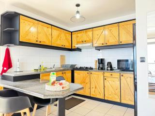 Private beach access, fiber optic internet & parking - 3