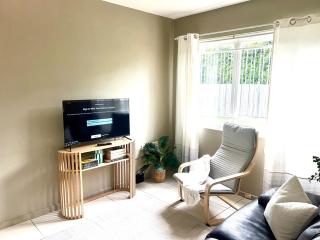 u5-Traditional QLD unit with backyard-Fresh-Quiet Leafy Centre-NewAC SmartTV - 3