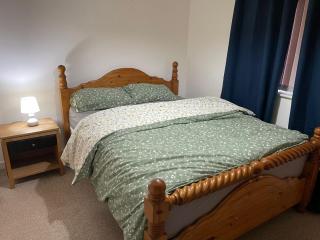 Room with private bathroom near train station - 9