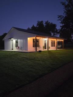 New Lux Cottage by Lake, King bed, Full Kit, Wi-Fi - 5