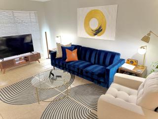 Spotless Full Sized Apartment! Montrose Stays An Art Lover's Dream - 7
