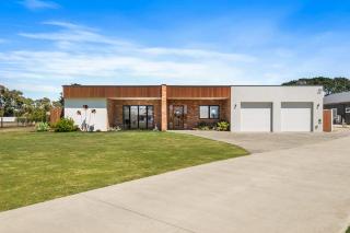 Luxury Bellbrae Retreat w Pool Spa & up to 12 Guests - 2