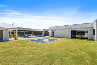 Luxury Bellbrae Retreat w Pool Spa & up to 12 Guests - 5