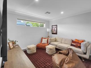 Spacious 3-Bed Home in Leafy Yokine - 8
