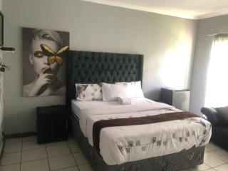 Urban Escape Day and Night Guest House - 0