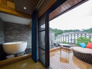 Phoenix Ancient Hill Riverside View Hotel- Offers free one-way high-speed rail pick-up service - Afternoon tea - Self-service laundry - Baggage storage - Travel planning - 1