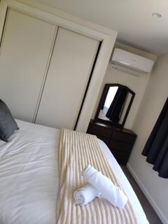 Spacious 4B Family Home Near the Airport - 9