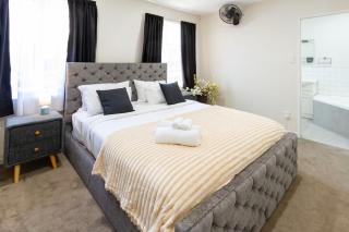 Spacious 4B Family Home Near the Airport - 8