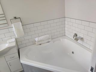 Spacious 4B Family Home Near the Airport - 6