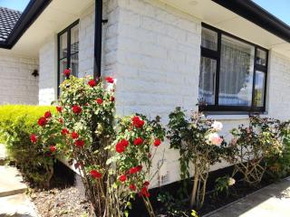 Spacious 4B Family Home Near the Airport - 1