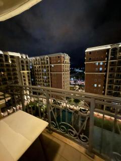 1BR Condo with balcony near MOA,Parqal,Solaire - 1