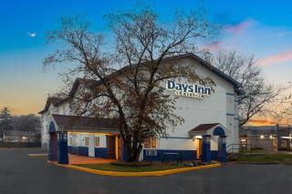 Days Inn by Wyndham Waukegan - 8