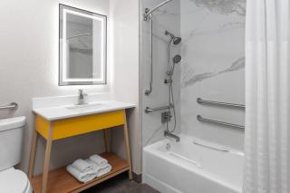 Days Inn by Wyndham Waukegan - 1