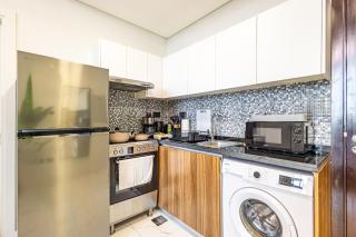 Cozy & Fully Equipped 1BR with Big Balcony - Masdar City, next to the Airport - Abu Dhabi - 3