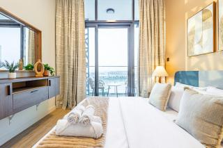 Cozy & Fully Equipped 1BR with Big Balcony - Masdar City, next to the Airport - Abu Dhabi - 2