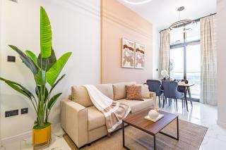 Cozy & Fully Equipped 1BR with Big Balcony - Masdar City, next to the Airport - Abu Dhabi - 0
