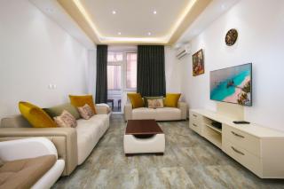 Fresh & Stylish! 2 BD, 2 Baths! Closest to Center! - 0