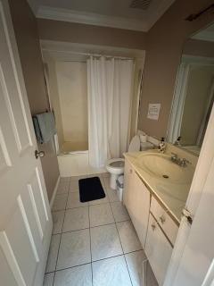 Surrey- Delta Budget Guest House - Private Rooms & Suites, Free Parking & Fast Wi-Fi - 8