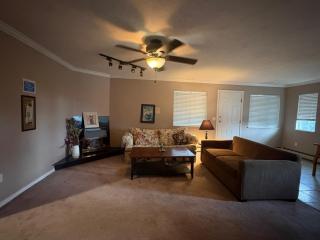 Surrey- Delta Budget Guest House - Private Rooms & Suites, Free Parking & Fast Wi-Fi - 3