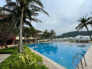 Beach condos at Pico de Loro Cove & possible Beach Club Access & Wi-Fi & Netflix, 42-50''TVs with Uratex beds & pillows, equipped kitchen, balcony, parking, guest registration fee is not included - 7