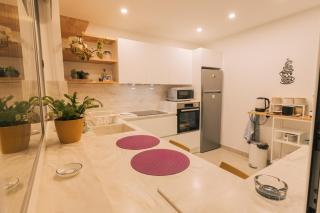 Luxurious Brand New Seafront, wake up onto the sea - 1