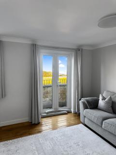 Large 5-Bed Modern Home - Parking - Near Airport - 7