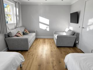 Large 5-Bed Modern Home - Parking - Near Airport - 2