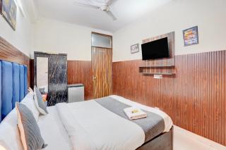 Hotel Saket Ignou road - Vishal Mega Mart - 3