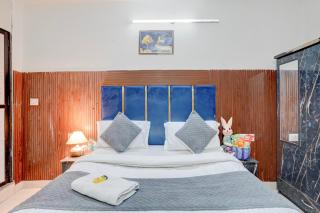Hotel Saket Ignou road - Vishal Mega Mart - 7