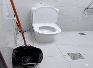 استوديو كبير جداً مع مدخل مستقل بالكامل مفروش وجاهز للسكن فوراً موقع مميز في منطقة الوحدة مول هدوء راحة وصول سريع لكل الخدمات مناسب فرد أو زوجين - Abu Dhabi - 2