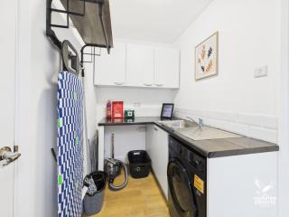 4 Bed 2 Bath Contractors Long Stays Parking Fast Wi-Fi - 5