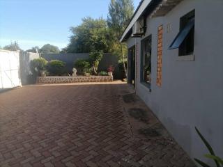 Victoria Falls African Guest House - 8