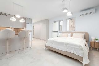 Bright AC Studio with Parking Next to Manufaktura by Noclegi Renters - 0