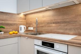 Bright AC Studio with Parking Next to Manufaktura by Noclegi Renters - 2