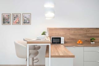 Bright AC Studio with Parking Next to Manufaktura by Noclegi Renters - 1