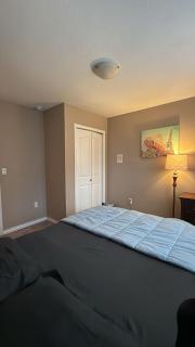 Scott Road Guesthouse - Private Rooms & Suites, Walk to Transit, 21-Min to Airport, Free Parking & Wi-Fi - 2