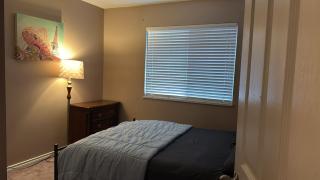 Scott Road Guesthouse - Private Rooms & Suites, Walk to Transit, 21-Min to Airport, Free Parking & Wi-Fi - 3