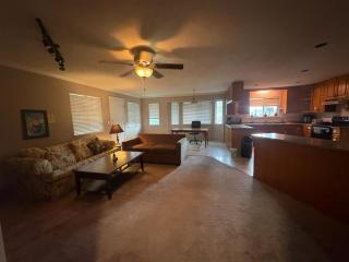 Scott Road Guesthouse - Private Rooms & Suites, Walk to Transit, 21-Min to Airport, Free Parking & Wi-Fi - 2