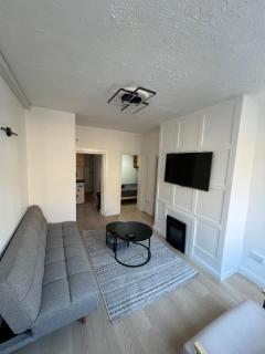 Cozy Renovated 3-Bed, City Walkable, Tram 3 min - 0