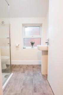Gloucester 5 Bedroom Cosy Home-Work or Leisure - 1